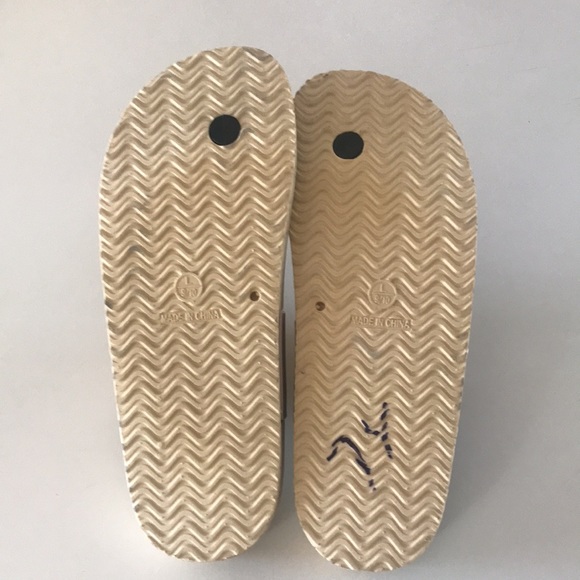 Slip on thong type sandals. - Picture 2 of 4